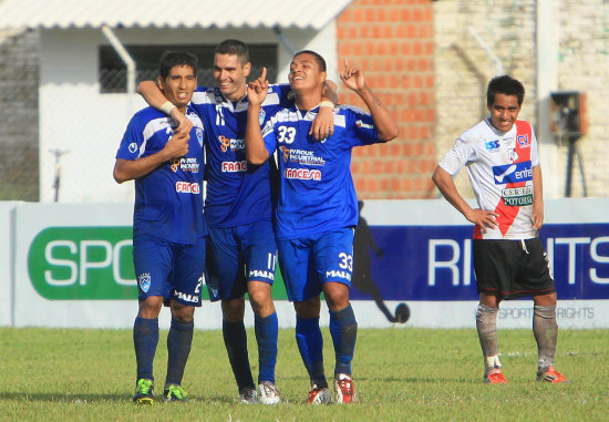 Tres integrantes del cuadro warneo festejan uno de los goles.