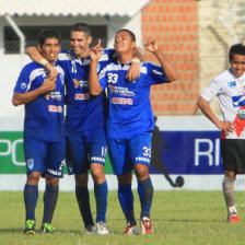 Tres integrantes del cuadro warneo festejan uno de los goles.