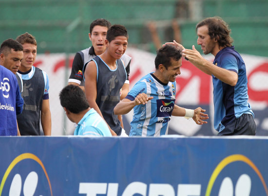 Pablo Salinas volvi a marcar para Blooming; abajo, una jugada del partido en Santa Cruz.