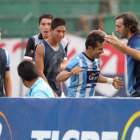 Pablo Salinas volvi a marcar para Blooming; abajo, una jugada del partido en Santa Cruz.