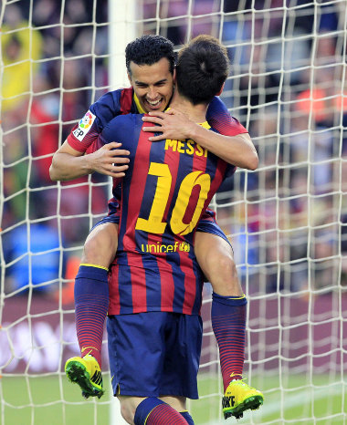 El argentino Lionel Messi y el espaol Pedro celebran uno de los goles del triunfo del Barcelona.