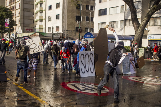 PROTESTAS. Manifestantes se enfrentan a miembros de la Polica en Caracas.