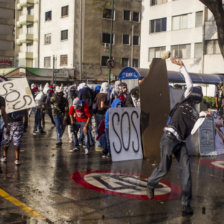 PROTESTAS. Manifestantes se enfrentan a miembros de la Polica en Caracas.