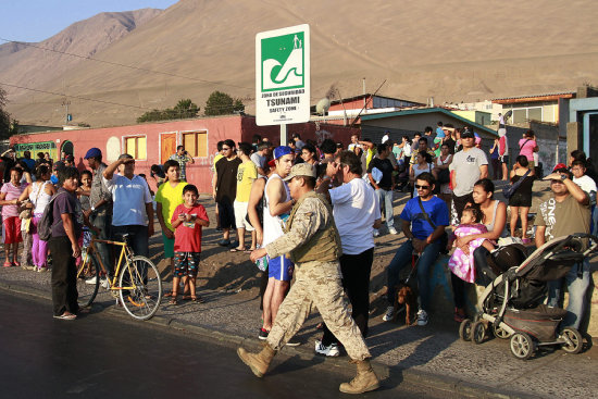 TEMOR. Habitantes de Iquique se dirigen hacia una zona protegida de esa ciudad costera.