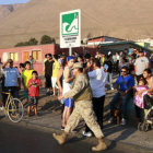 TEMOR. Habitantes de Iquique se dirigen hacia una zona protegida de esa ciudad costera.