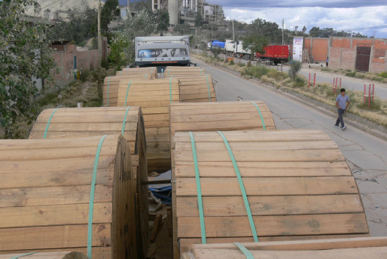 MATERIAL Las bobinas de cable llegaron en cinco camiones de alto tonelaje