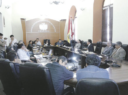 AUDIENCIA. El rector Wlter Arzaga, explica a la Brigada la intencin de FANCESA de instalar una parte de su nueva planta en Santa Cruz.