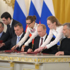 PROTOCOLO. El presidente ruso, Vladímir Putin (2d), firma, con autoridades de la separatista Crimea el tratado de anexión de ese país a Rusia.