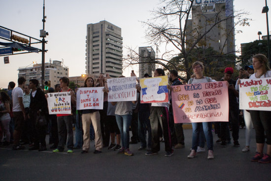 PROTESTA. Manifestantes opositores venezolanos reclaman por la detencin del dirigente Leopoldo Lpez.