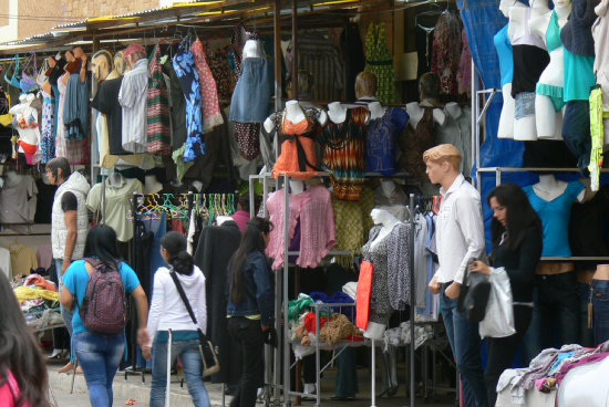 COMERCIO. Tiendas de ropa usada en la calle Man Csped.