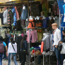 COMERCIO. Tiendas de ropa usada en la calle Man Csped.