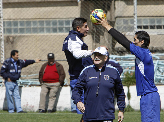 El tcnico espaol Xabier Azkargorta (c) dirige la prctica acadmica.