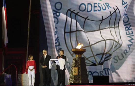 Una escena del acto de clausura de los X Juegos Sudamericanos de Santiago, anoche; al lado, el alcalde de Cochabamba, Edwin Castellanos, toma la posta para los Odesur 2018.