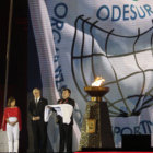 Una escena del acto de clausura de los X Juegos Sudamericanos de Santiago, anoche; al lado, el alcalde de Cochabamba, Edwin Castellanos, toma la posta para los Odesur 2018.