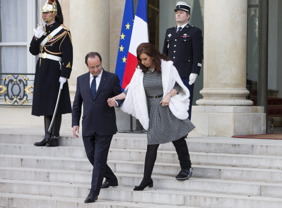 RECEPCIN. Cristina Fernndez llega al Eliseo, en Pars, donde la recibi Hollande.