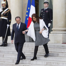 RECEPCIN. Cristina Fernndez llega al Eliseo, en Pars, donde la recibi Hollande.