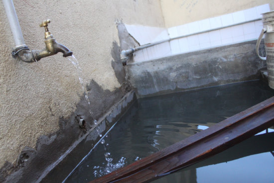 NECESIDAD. La carencia de agua en las zonas altas se acenta en la poca de estiaje.