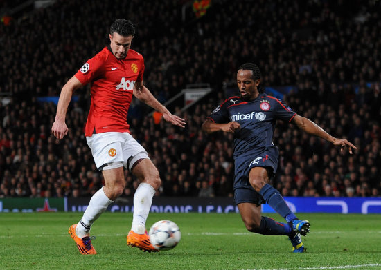 Robin Van Persie (i) fue el hroe del United, al marcar los tres goles del triunfo.