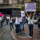 PROTESTAS. Un grupo de personas opositoras al Gobierno del presidente venezolano, Nicols Maduro, muestran unos carteles con mensajes de protesta en Caracas.