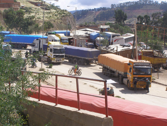 BLOQUEO. Camiones de alto tonelaje fueron utilizados para impedir el paso de motorizados como se muestra en la avenida Quiroga Santa Cruz.