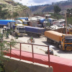 BLOQUEO. Camiones de alto tonelaje fueron utilizados para impedir el paso de motorizados como se muestra en la avenida Quiroga Santa Cruz.