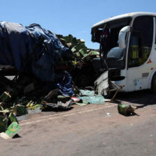 ACCIDENTE. Un bus boliviano choc con un camin en una ruta de Chile.