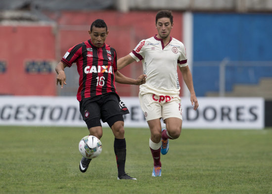 Un pasaje del partido jugado ayer, entre Paranaense y Universitario.