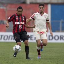 Un pasaje del partido jugado ayer, entre Paranaense y Universitario.