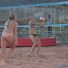 Una de las duplas argentinas durante su entranamiento de ayer; abajo, deportistas durante la merienda y las moticicletas que ayudaron en el traslado.