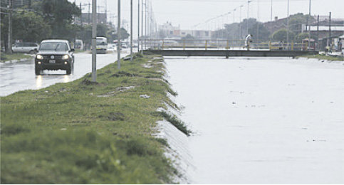 INUNDACIN. En la capital crucea cayeron 107 milmetros de agua que casi dejaron colmados los canales de drenaje.