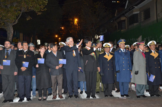 DESFILE. El presidente Evo Morales encabez el homenaje al 23 de Marzo con el traslado de la urna con los restos de Eduardo Abaroa desde el templo de San Francisco hasta Sopocachi, en La Paz.