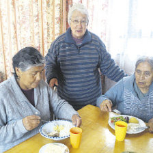 VULNERABLES. Los derechos de las personas de la tercera edad no son respetados.