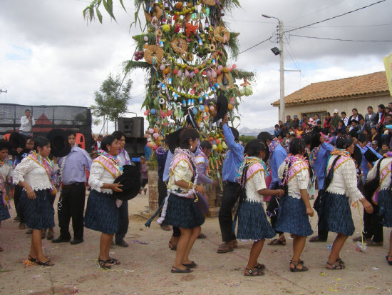 PUCARA. Los danzarines ataviados con sus mejores galas bailaron durante varias horas.