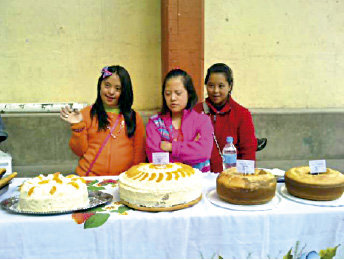 FESTEJO. Las nias en el Centro Especial, durante el agasajo en la calle Grau.