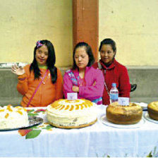 FESTEJO. Las nias en el Centro Especial, durante el agasajo en la calle Grau.