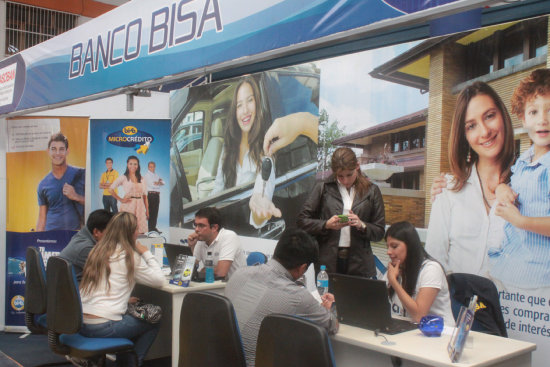 ASISTENCIA. Decenas de personas acudieron a la Feria del Ahorro y Crdito, en el Coliseo Universitario.