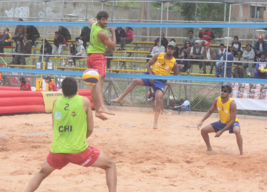 La dupla chilena Grimalt-Grimalt (verde) avanz a las semifinales en la rama masculina. Al lado, la dupla boliviana Rengel-Calvo (blanco) qued eliminada en la fase de clasificacin.