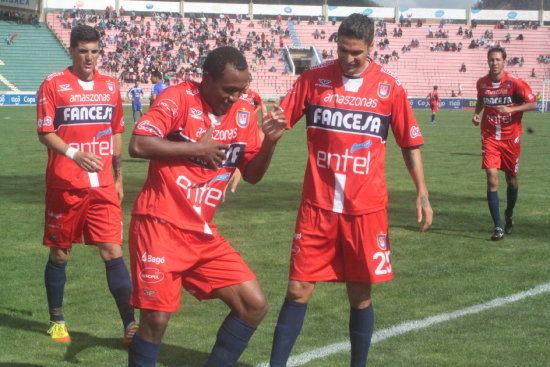 Pinedo (c) celebra el gol estudiantil junto con Cuesta (i) y Palavicini; abajo, una jugada de peligro sobre el rea de Sport Boys, que se defendi con todos sus jugadores.