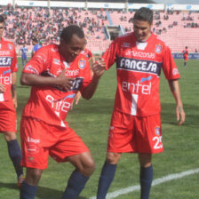 Pinedo (c) celebra el gol estudiantil junto con Cuesta (i) y Palavicini; abajo, una jugada de peligro sobre el rea de Sport Boys, que se defendi con todos sus jugadores.