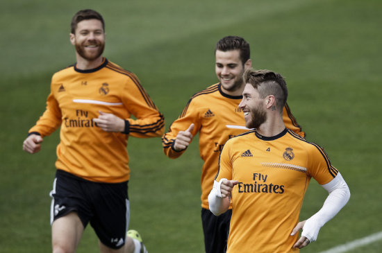 Los jugadores de Real Madrid Xabi Alonso (i), Nacho (c) y Sergio Ramos, en la prctica de ayer.