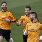 Los jugadores de Real Madrid Xabi Alonso (i), Nacho (c) y Sergio Ramos, en la prctica de ayer.