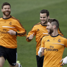 Los jugadores de Real Madrid Xabi Alonso (i), Nacho (c) y Sergio Ramos, en la prctica de ayer.