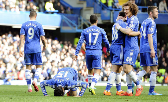 Los jugadores del Chelsea festejan uno de los goles del triunfo sobre el Arsenal.