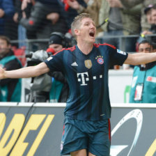 Bastian Schweinsteiger abri el camino del triunfo para el Bayern Mnich.