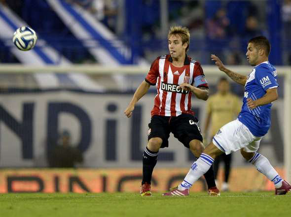 Un pasaje del partido jugado ayer, entre Vlez Sarsfield y Estudiantes.