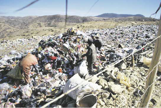 BOTADERO. Comunarios del Distrito 7 no quieren que se eche la basura en este lugar.