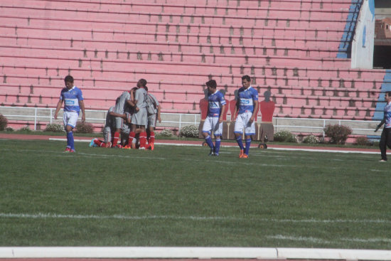 Los jugadores de Fancesa festejan el gol de Ivn Vidaurre, ante la desazn de los integrantes del club Stormers.