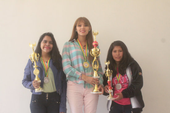 Los ajedrecistas premiados en la rama femenina (arriba) y en la categora Absoluta.