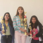 Los ajedrecistas premiados en la rama femenina (arriba) y en la categora Absoluta.