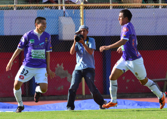 Limbert Mndez (i) marc el primer gol en el triunfo de Real Potos ayer, sobre Wilstermann, en el estadio Flix Capriles de Cochabamba.